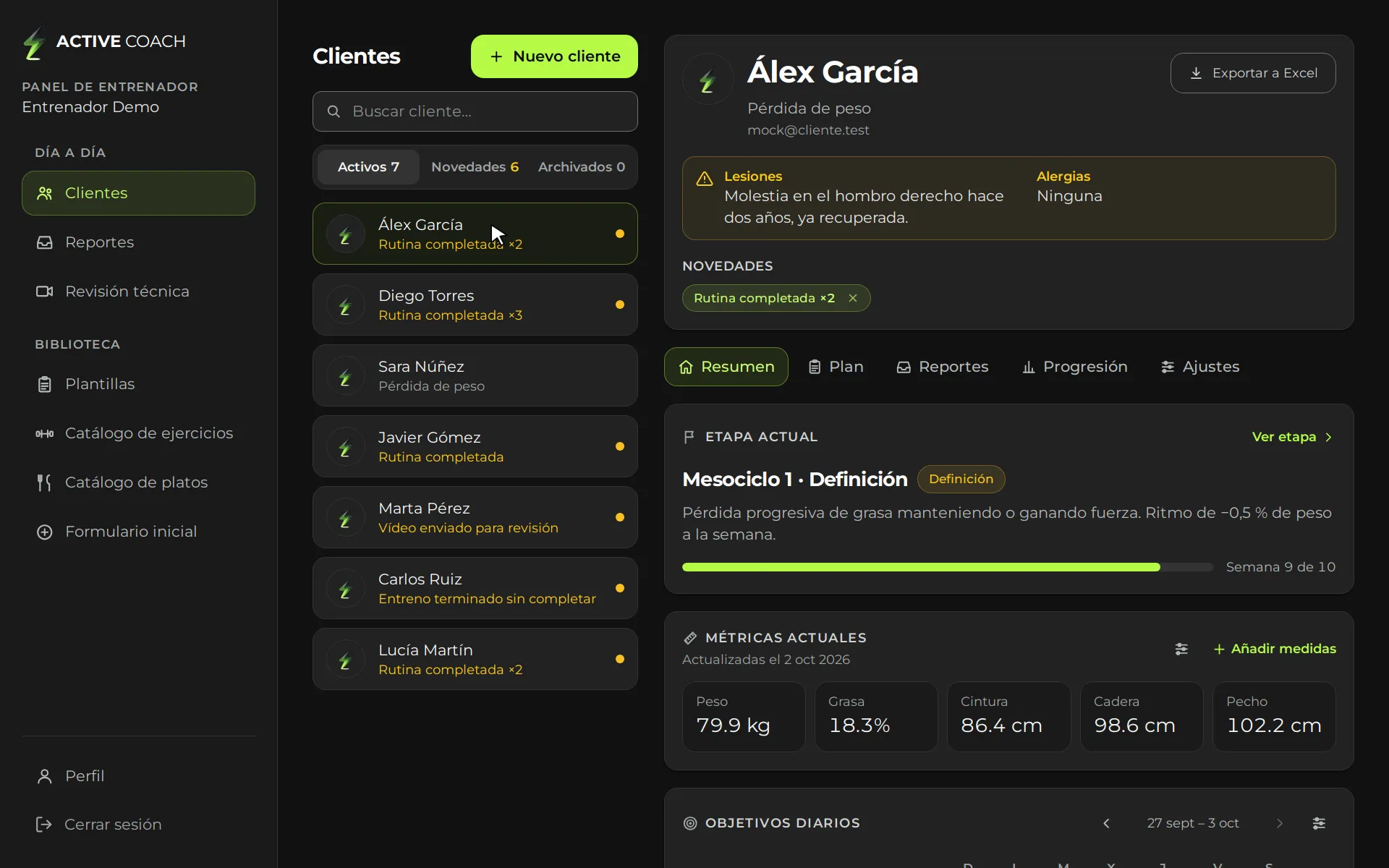 Panel del entrenador: lista de clientes con sus novedades y la ficha de un cliente con su etapa y sus métricas